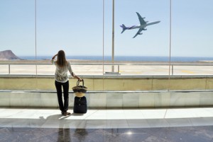 Frau am Flughafen