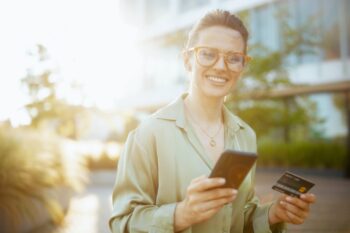 Frau mit Kreditkarte und Smartphone