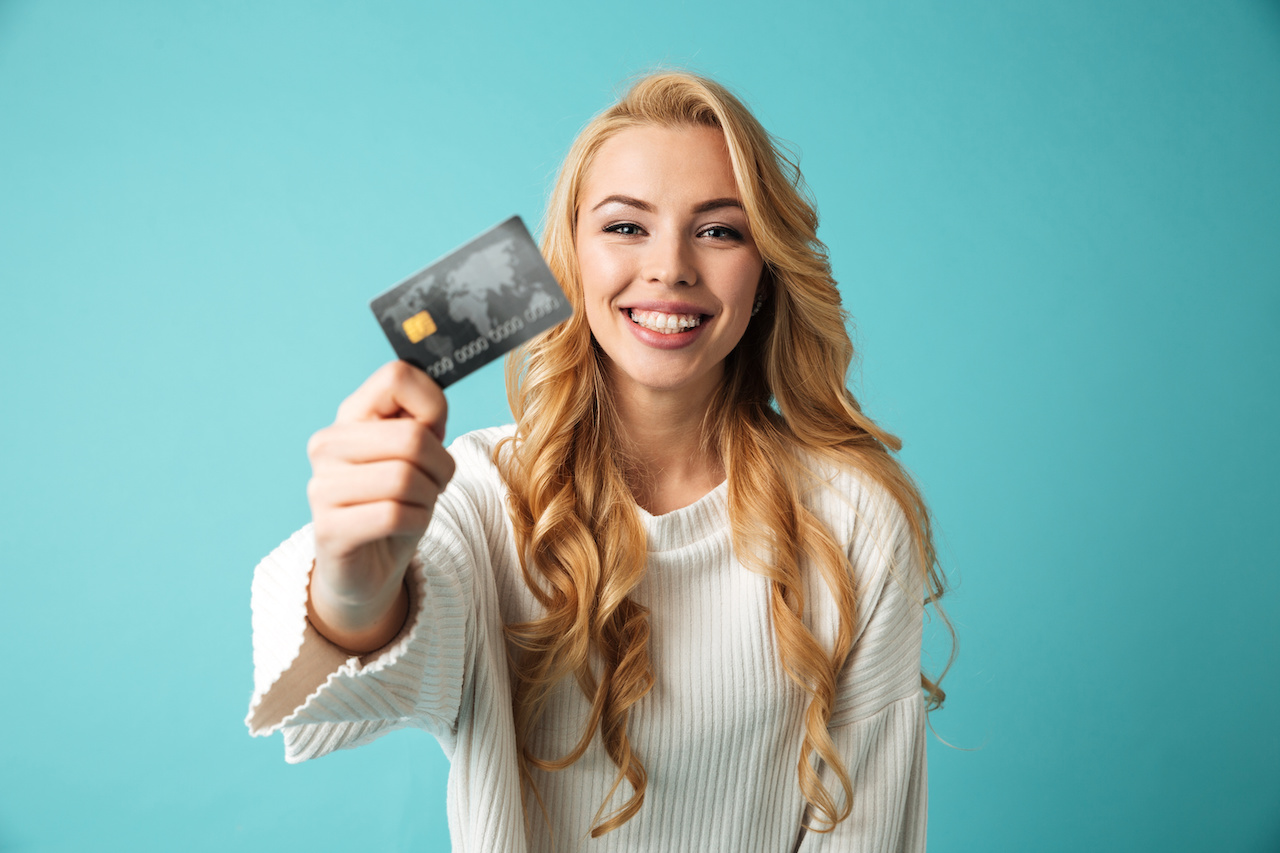 Frau mit eigener Kreditkarte
