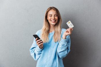 Frau mit Kreditkarte
