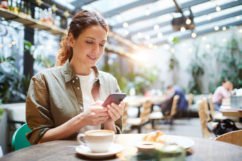 Frau mit Mobile Banking