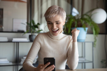 Frau mit Smartphone