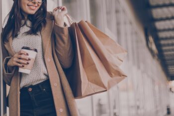 Frau in der Stadt shopping