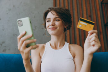 Frau mit Kreditkarte und Smartphone