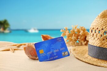 Kreditkarte am Strand auf Mallorca
