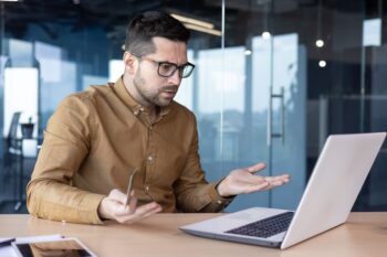 Mann vor Laptop mit Kreditkarte