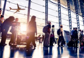 Menschen am Flughafen