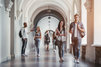 Studenten auf dem Campus