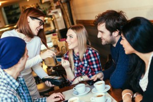 Studenten zahlen mit Kreditkarte