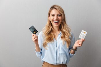Frau mit zwei Kreditkarten